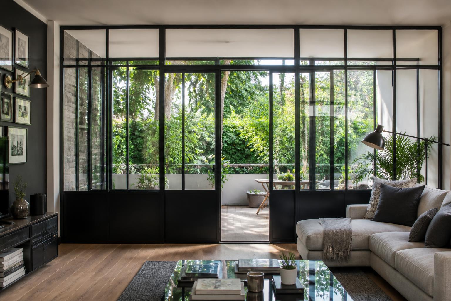 découvrez les avantages d'une verrière atelier pour créer une transition élégante et lumineuse entre votre salon et votre jardin, alliant esthétisme et fonctionnalité.