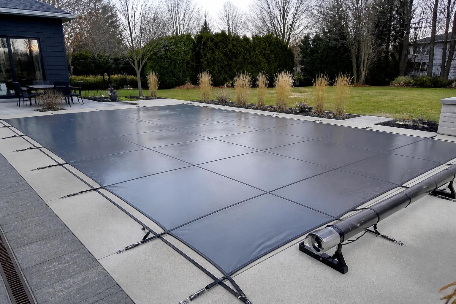 découvrez des solutions efficaces pour protéger votre piscine en hiver, assurer un bassin propre et sécurisé tout au long de la saison froide.