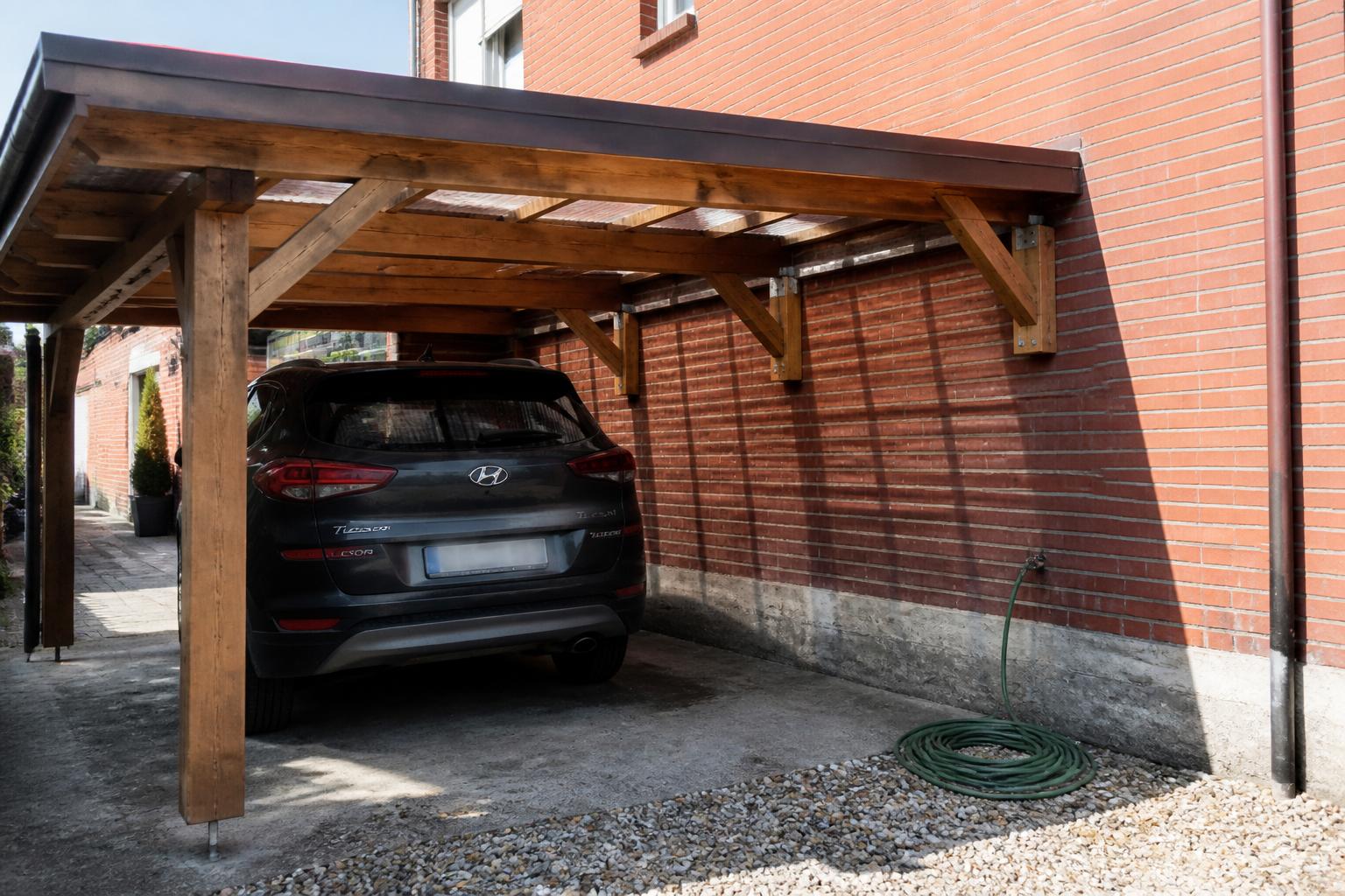 Carport adossé : ce qu’il faut vérifier avant de le fixer à la maison