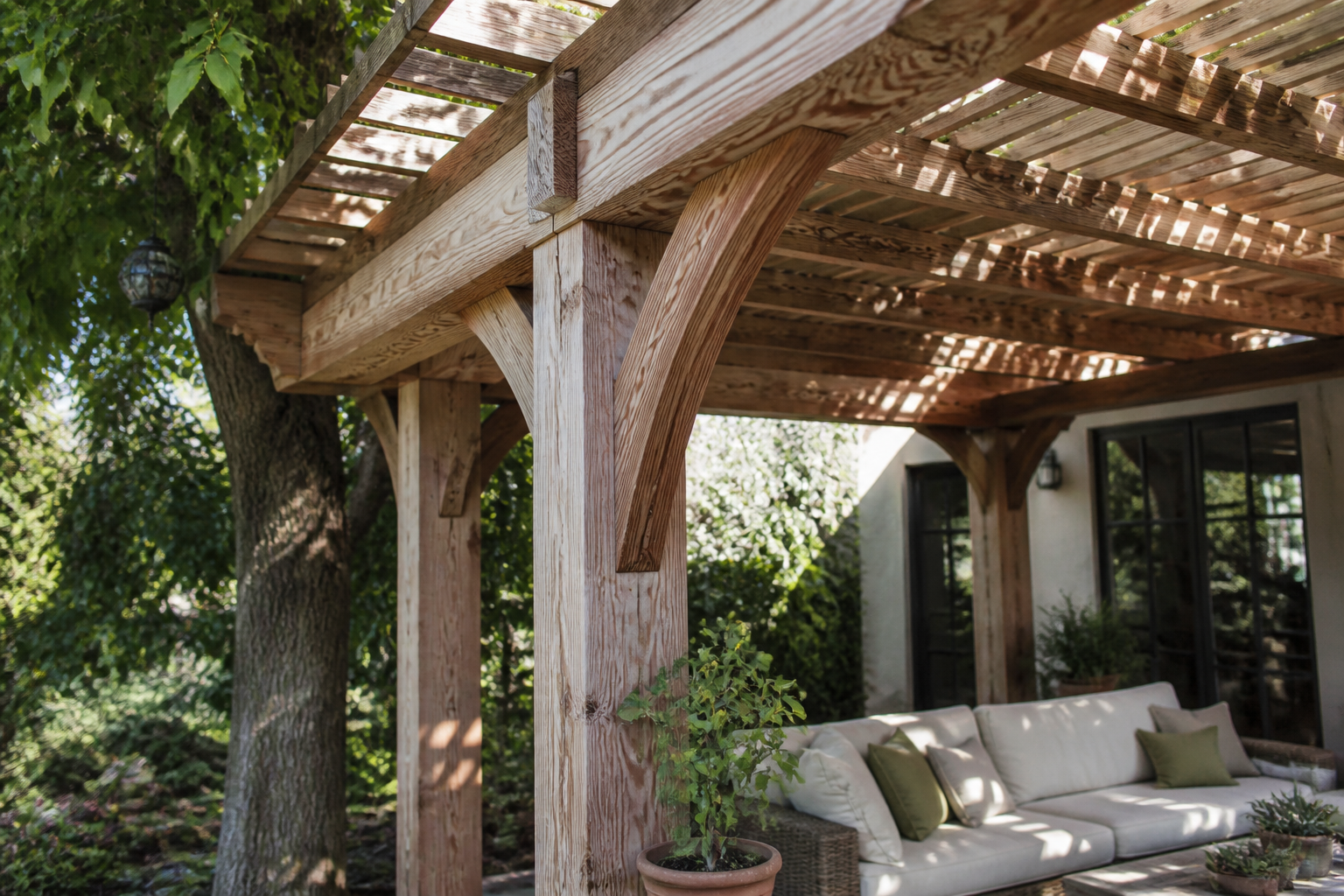 Pergola en bois : comment choisir l’essence et la structure idéales