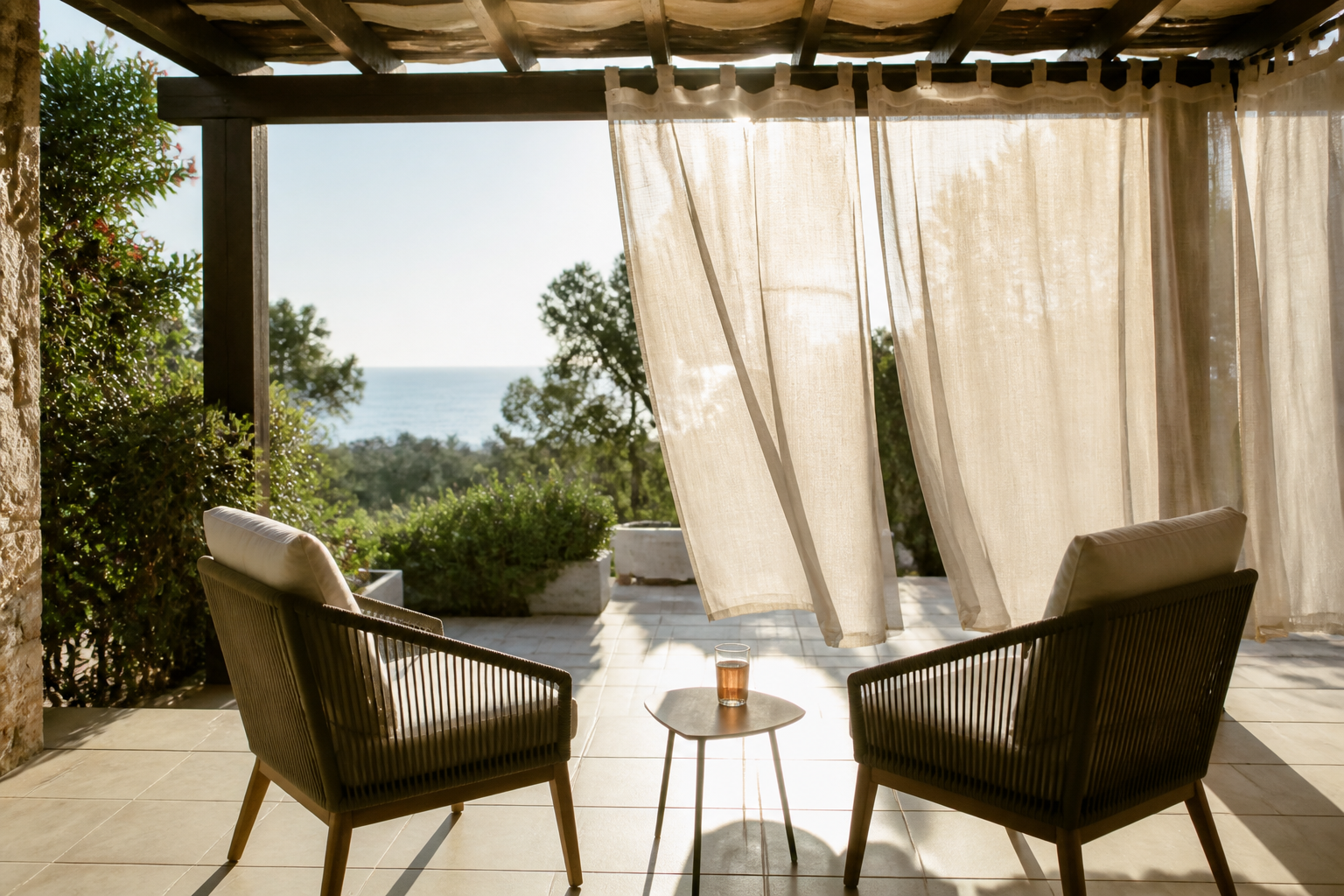 Rideaux pour pergola : comment gagner en ombre sans étouffer la terrasse